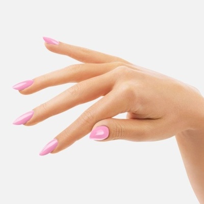 Mão feminina com unhas rosa pastel em fundo branco