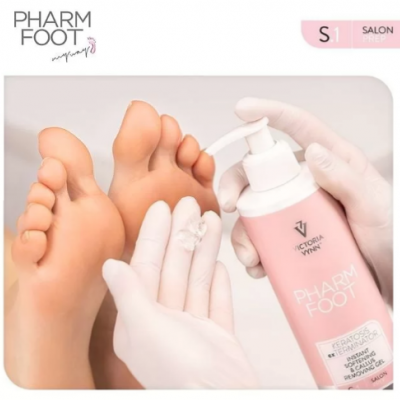 Pés com creme branco sendo aplicado a partir de frasco rosa PHARM FOOT