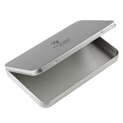 Estojo metálico cinzento com tampa aberta e logótipo VICTORIA STONES