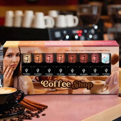 Caixa de esmaltes gel da coleção Coffee Shop com vários tons de esmalte nude e rosa em ambiente de cafeteria