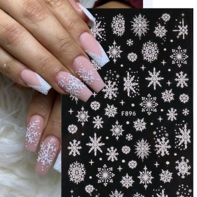 Unhas com decoração em gel nude e flocos de neve e decalques em cartão preto