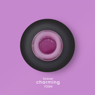 Frasco preto com tampa rosa contendo líquido cor de rosa sobre fundo lilás