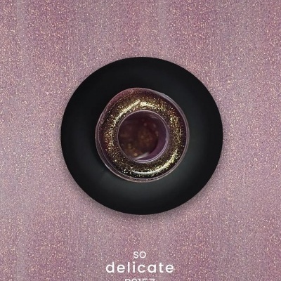 Frasco de verniz roxo com glitter sobre fundo roxo brilhante