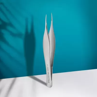 Pinça metálica prateada para sobrancelhas com ponta fina em fundo azul