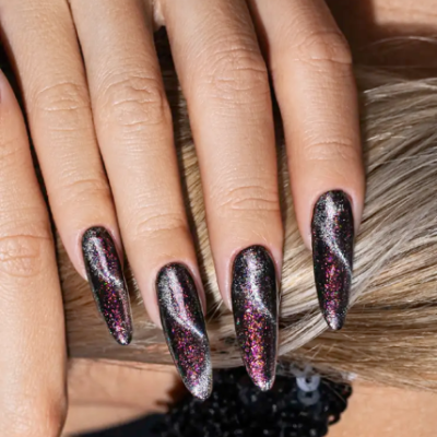 Unhas artificiais pretas com glitter multicolorido em dedos de pele clara