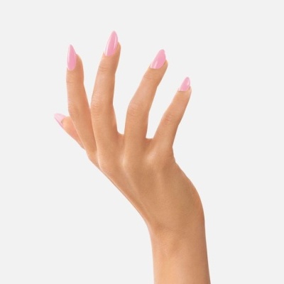 Mão feminina com unhas pintadas de rosa claro