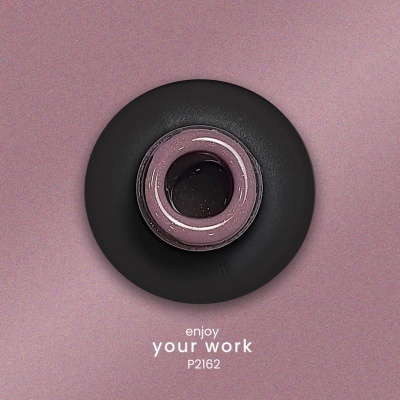 Botão redondo preto e roxo com texto 'enjoy your work P2162' em fundo rosa