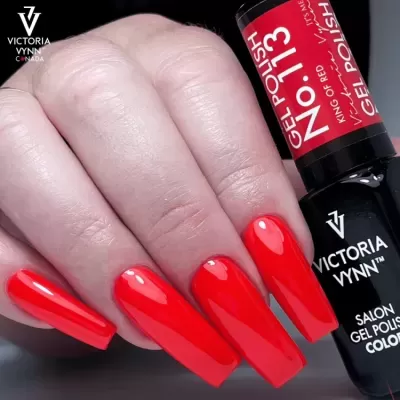 Unhas compridas com esmalte gel vermelho brilhante e frasco de esmalte gel preto e vermelho VICTORIA VYNN