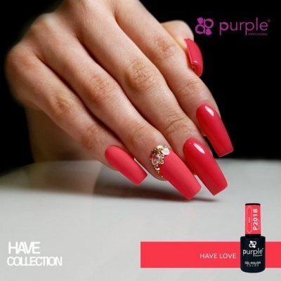 Mão com unhas artificiais cor rosa forte, uma com decoração de pedrarias, verniz gel 'purple' cor HAVE LOVE