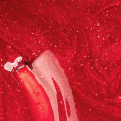 Rolha e líquido branco espumante sobre fundo vermelho brilhante com glitter