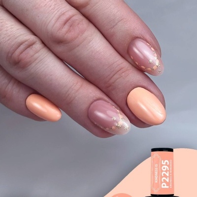 Unhas decoradas com verniz gel pêssego e nude com detalhes dourados e frasco de verniz gel preto