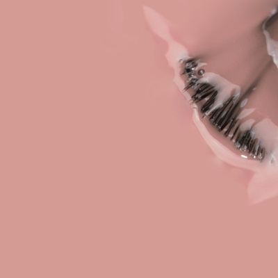 Pincel com verniz rosa em fundo rosa