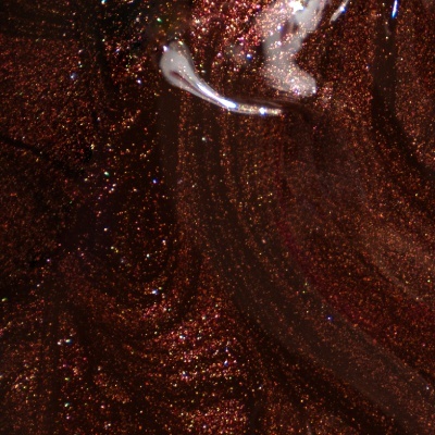 Verniz de unha castanho com brilhos dourados e cobre em textura líquida