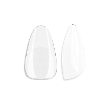 Dois moldes de unha transparentes alongados sobre fundo branco