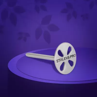 Ferramenta metálica prateada Staleks Pro com fundo roxo e padrão de folhas