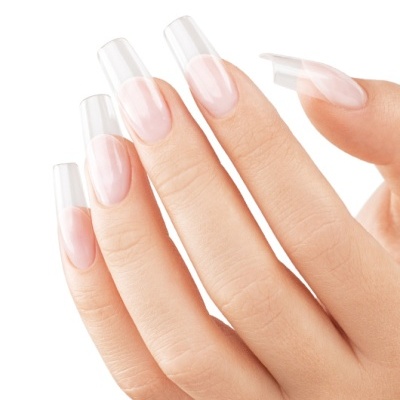 Unhas artificiais transparentes em fundo branco
