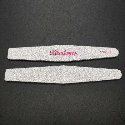 Duas lixas para unhas cinzentas com a marca Kika Gomes e número 100/100