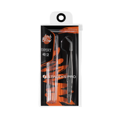 Conjunto de pinça e escova para sobrancelhas STALEKS PRO em embalagem transparente com detalhes em preto e laranja