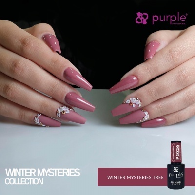 Unhas com verniz gel roxo com pedras decorativas e embalagem de verniz gel ao lado.