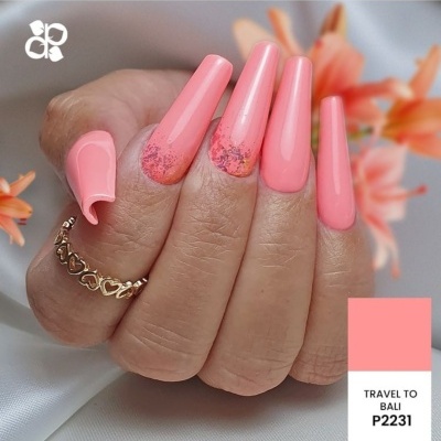 Unha artificial cor-de-rosa com detalhes florais e anel dourado com corações