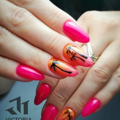 Unhas decoradas rosa e laranja com palmeiras pretas e logo Victoria Vynn