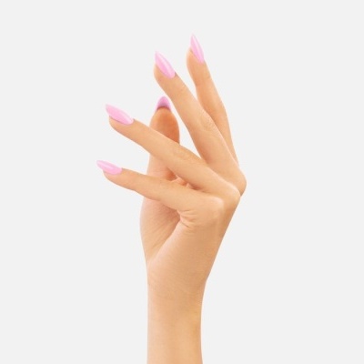 Mão feminina com unhas rosa claro compridas e afiadas em fundo branco