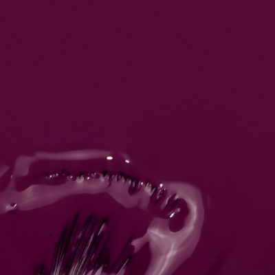 Superfície líquida roxa brilhante com reflexos e ondulações