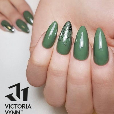 Unhas alongadas verdes com decoração prata e logo Victoria Vynn