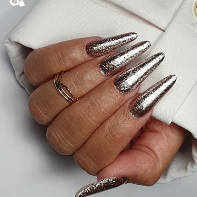 Mãos com unhas longas prata glitter e manga branca