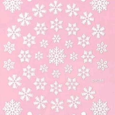 Folha com padrões de flocos de neve brancos vários sobre fundo rosa