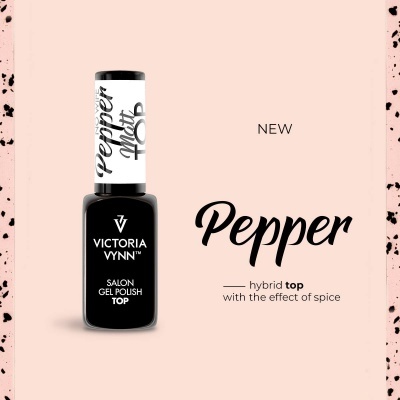 Verniz gel Victoria Vynn preto Pepper em fundo rosa