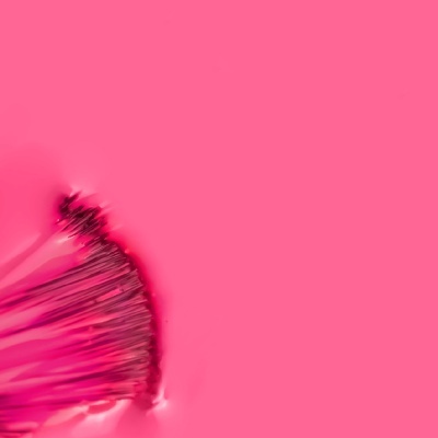 Fundo rosa com elemento desfocado em tons roxos à esquerda