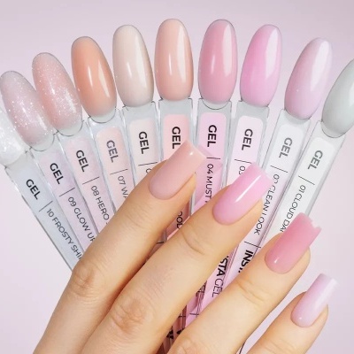 Amostras de cores de vernizes de gel para unhas com diversas tonalidades de rosa e nude