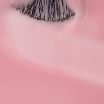 Pincel de maquilhagem com líquido rosa claro