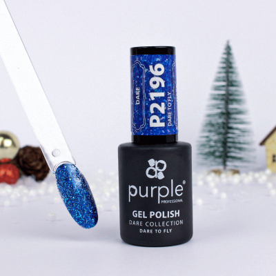 Verniz gel azul com glitter da Purple Professional e amostra da cor em aplicador, com decoração natalícia ao fundo.