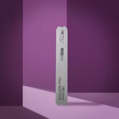 Lima de unha metálica STALEKS PRO EXPERT 20S sobre fundo roxo