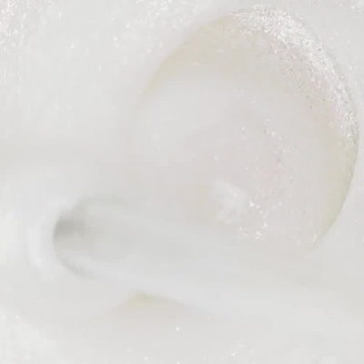 Textura branca brilhante de pasta cremosa a ser mexida com espátula cinzenta