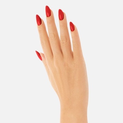 Mão feminina com unhas vermelhas compridas e amendoada com fundo cinza