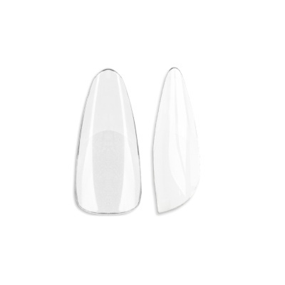 Unhas artificiais transparentes alongadas sobre fundo branco