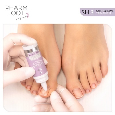 Aplicação de produto Pharm Foot SH.3 em unha do pé