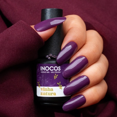 Pote de verniz gel roxo com unhas pintadas da mesma cor