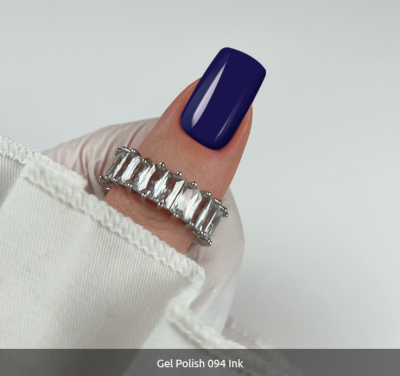 Mão com unha azul escuro e anel prateado com pedras transparentes