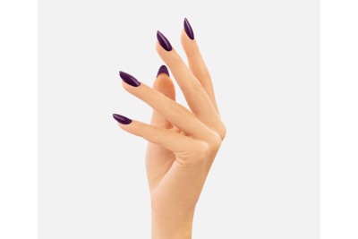 Mão feminina com unhas roxas postiças em fundo branco