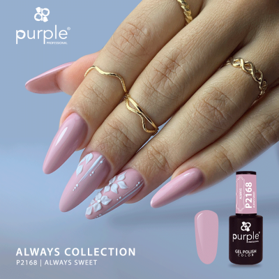 Unha com verniz em gel rosa claro com decoração floral branca e anéis dourados