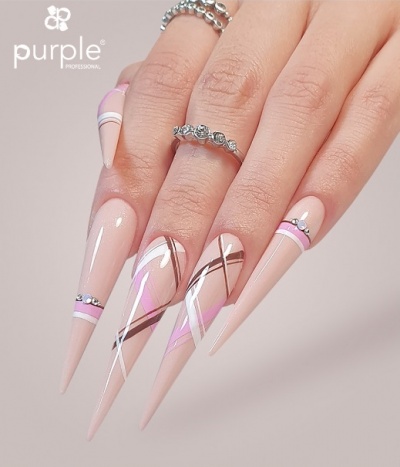 Unhas artificiais compridas decoradas com padrões geométricos em nude, rosa e branco com strass