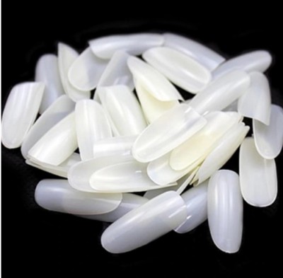 Unhas postiças brancas translúcidas em fundo preto