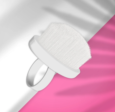 Escova de unhas branca com anel prateado sobre fundo branco e rosa