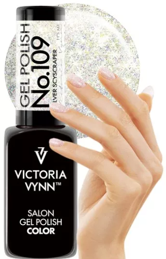 Frasco de verniz gel preto Victoria Vynn com mão feminina e unhas nude