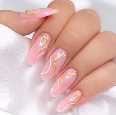 Unhas com manicure rosa e linhas douradas e brancas curvas