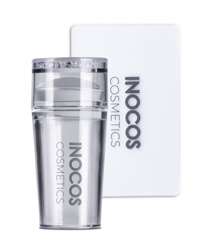 Aplicador cosmético transparente com texto INOCOS COSMETICS e cartão branco com o mesmo texto